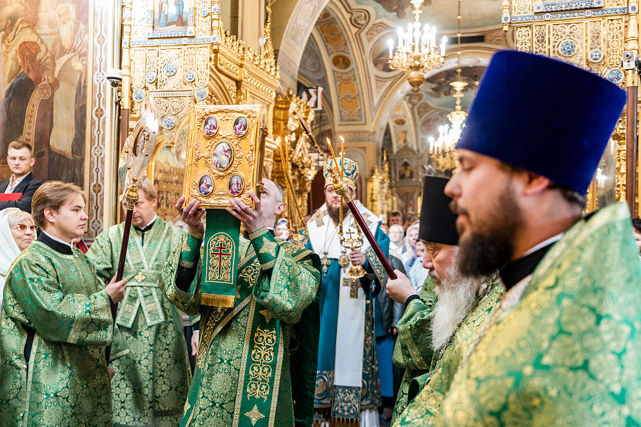 Божественная литургия и вечерня с чтением коленопреклонных молитв в Троицком кафедральном соборе Подольска